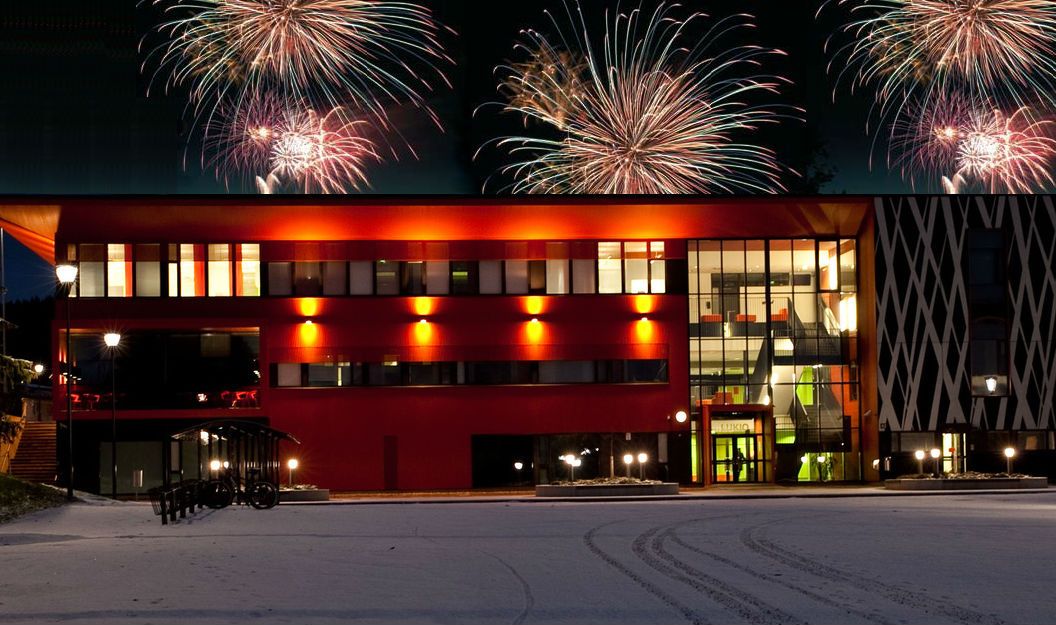 Kuva on koristekuva. Kuva on Kangasalan lukiosta iltavalaistuksessa Uutenavuonna.