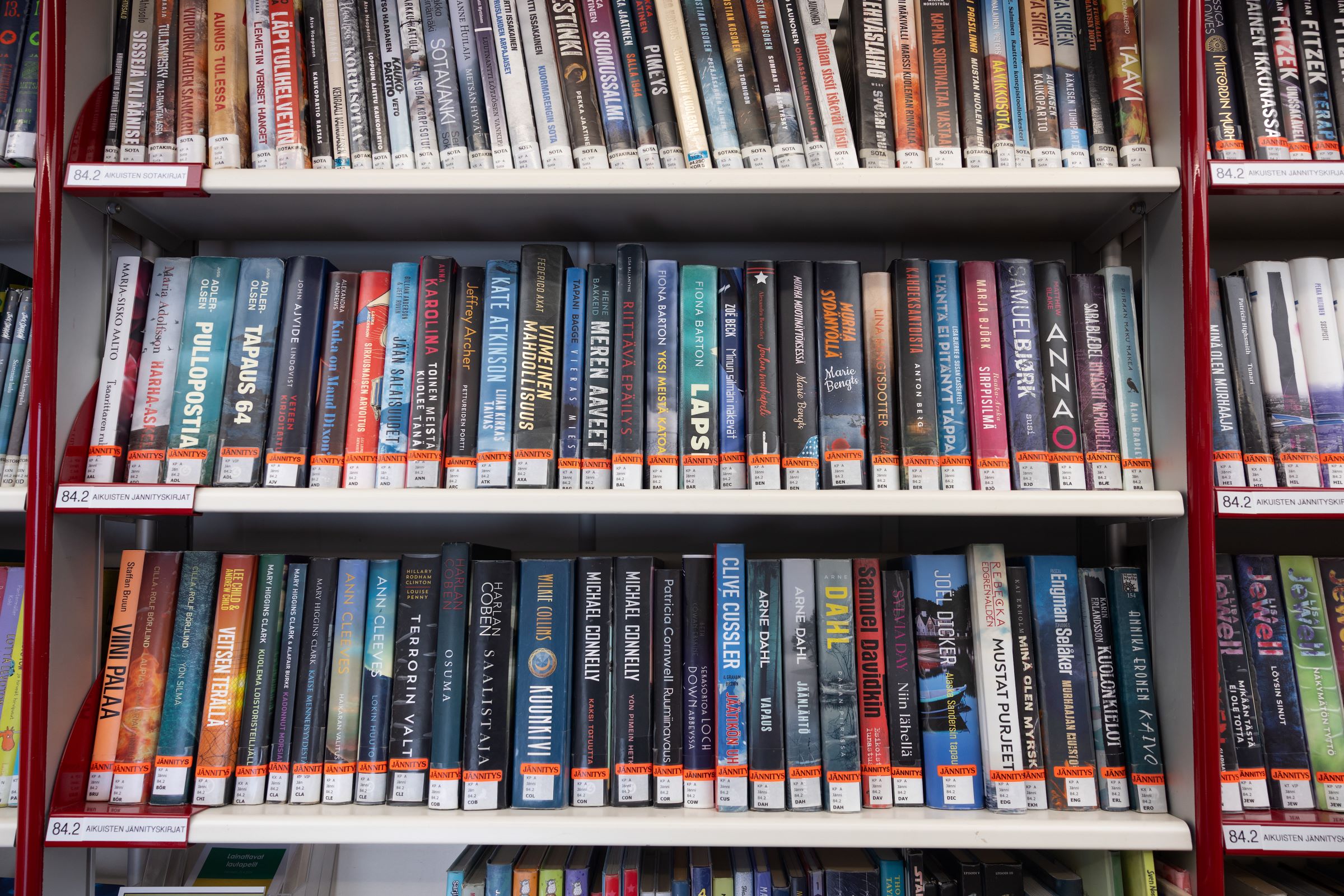 Kuva on koristekuva. Kirjoja täynnä oleva kirjahylly.