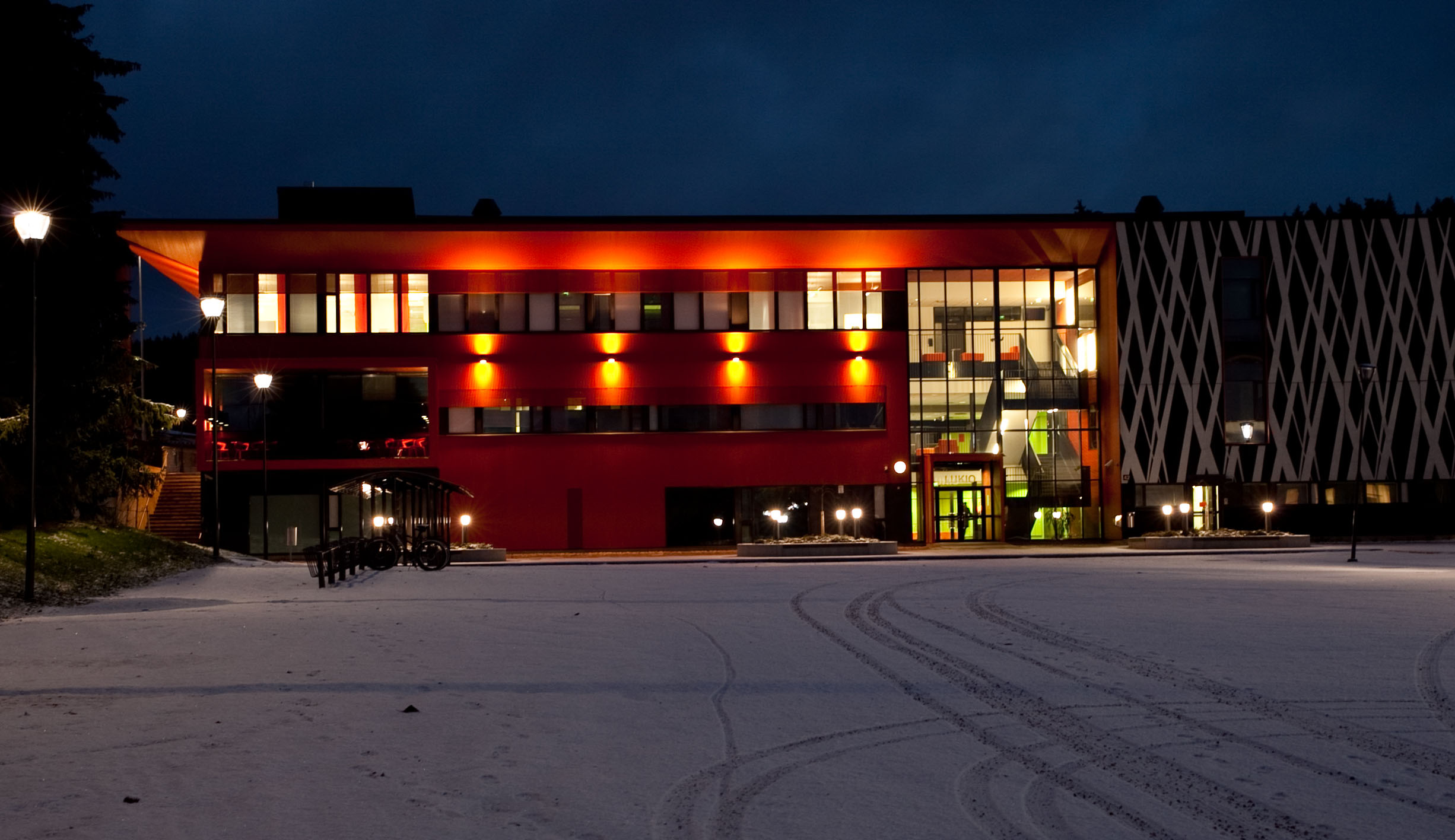 Kuva on koristekuva. Lukio iltavalaistuksessa talvella.