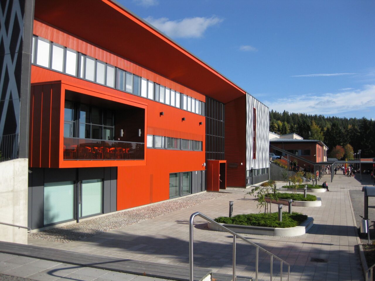 Kuva on koristekuva. Kuvassa Kangasalan lukio on kuvattu urheilukentältä päin.