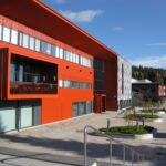 Kuva on koristekuva. Kuvassa Kangasalan lukio on kuvattu urheilukentältä päin.