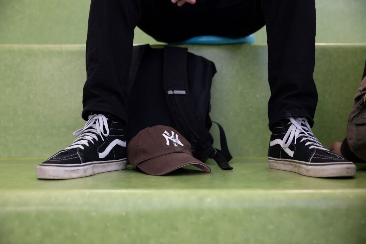 Kuva on koristekuva. Opiskelijan reppu ja lakki.