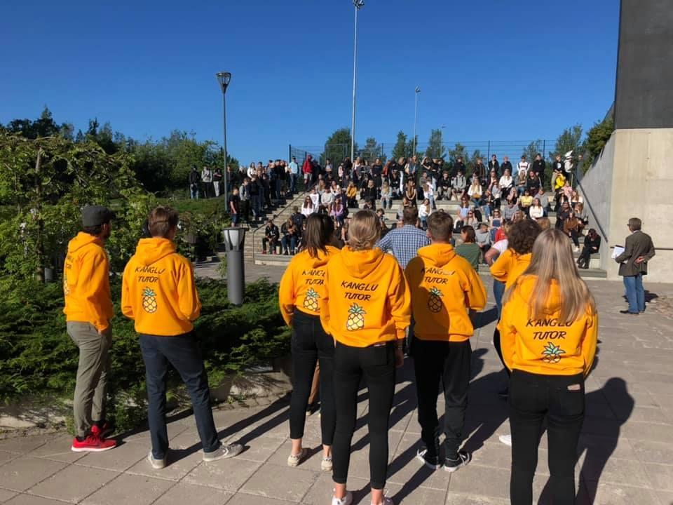 Kuva on koristekuva. Kuvassa tutoreita avittamassa uusia 1. vuoden opiskelijoita lukiotaipaleen alussa.