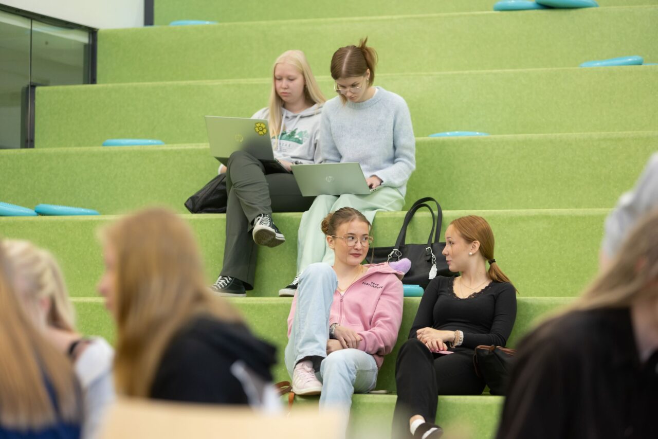 Kuva on koristekuva. Opiskelijoita Vihreillä portailla.