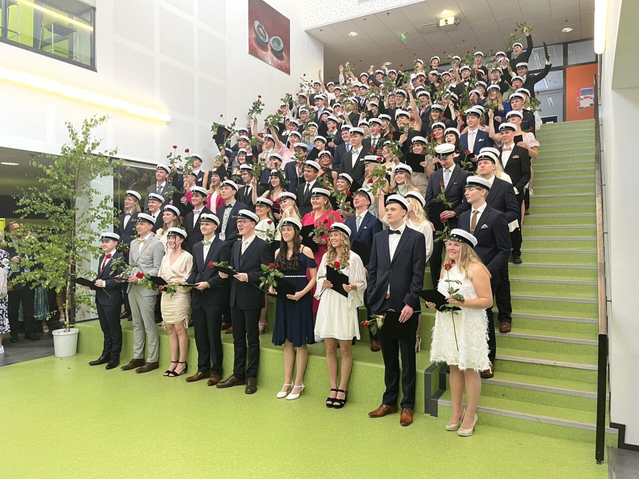 Kuva on koristekuva. Kuvassa on kevään 2023 ylioppilaat yhteiskuvassa lukion Vihreillä portailla.