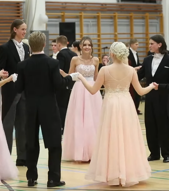 Kuva on koristekuva. Kuvassa Kangasalan lukion Vanhat tanssivat vuonna 2025 keväällä.