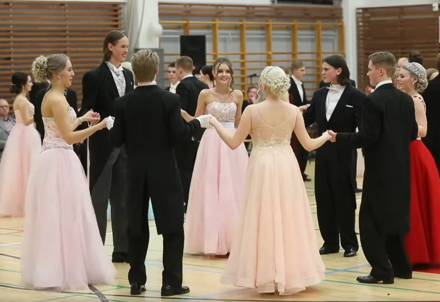 Kuva on koristekuva. Kuvassa Kangasalan lukion Vanhat tanssivat vuonna 2025 keväällä.