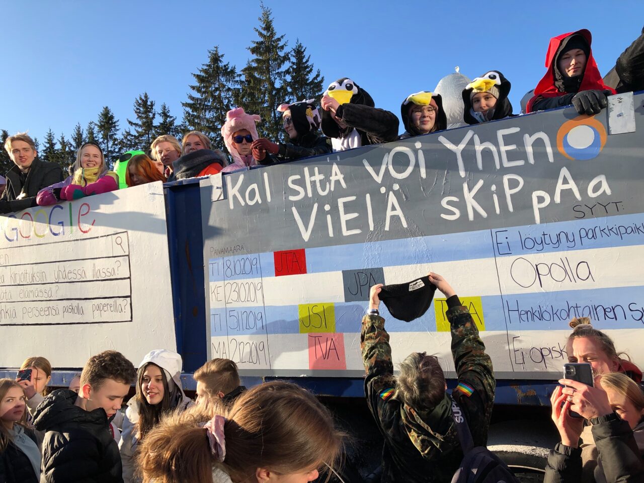 Kuva on koristekuva. Kuvassa Kangasalan lukion abit lähdössä rekka-ajelulle.