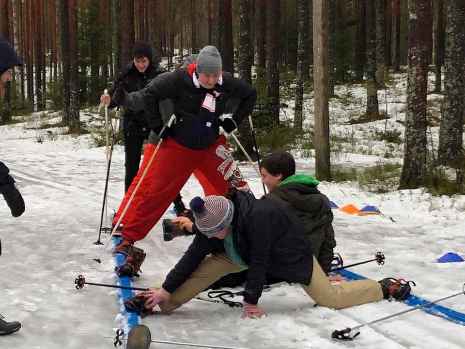 Kuva on koristekuva. Italialaiset vieraat opettelevat hiihtämään.